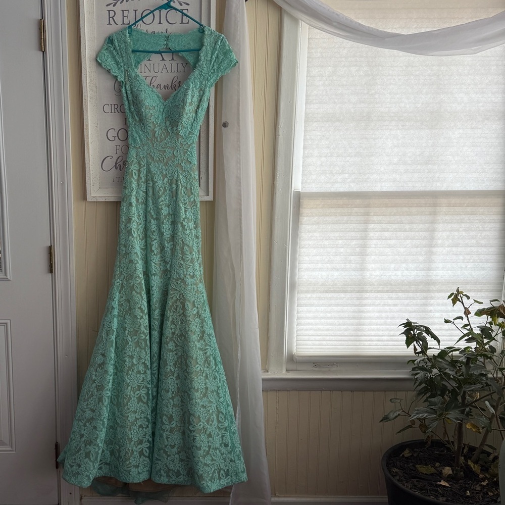 LA FEMME Mint MERMAID GOWN SIZE 0 - Picture 3 of 10